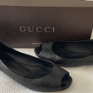 Gucci black logo flat peep toe